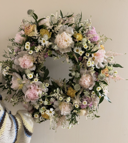 Handhållen blomsterkrans med pioner och eryngium